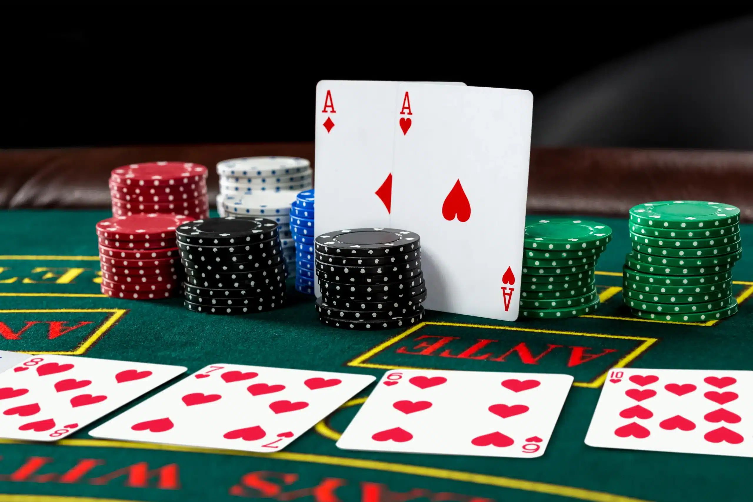 Gambling Commission anuncia nuevas restricciones en el juego online en UK 1 poker play chips cards green table scaled